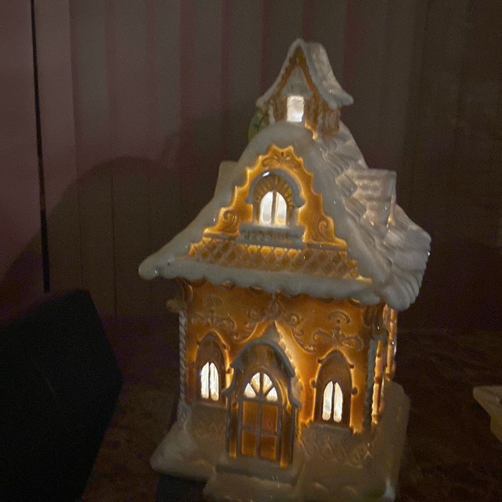 Gingerbread house- lights up! - Picture 3 of 16